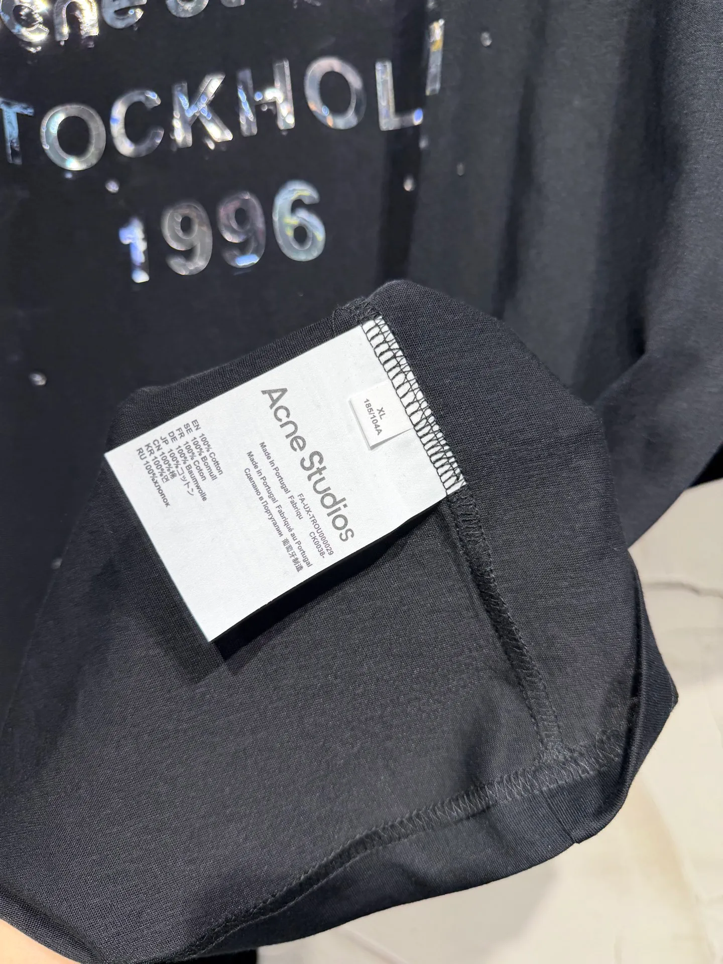 Acne Studios New Arrival North America Limited Laser Silver Series Hot Diamond T-Shirt Acne Studios Highest Version Short Sleeve Series Short Sleeve T-shirt I can't help but love the T os version. It is not picky. The snowflake cotton fabric feels soft and smooth and is not easy to wash. The fabric has been treated so it is stronger than the Quality counter. It can be used as sun protection clothing in summer. The same fabric as the original one is relatively thin. The feel and count are in place. The yellowing effect is cool and the printing effect is also in place. Details are online See comparison 1 color four sizes #short-sleeved t-shirt # #acne Color: White Black Size: S M LXL